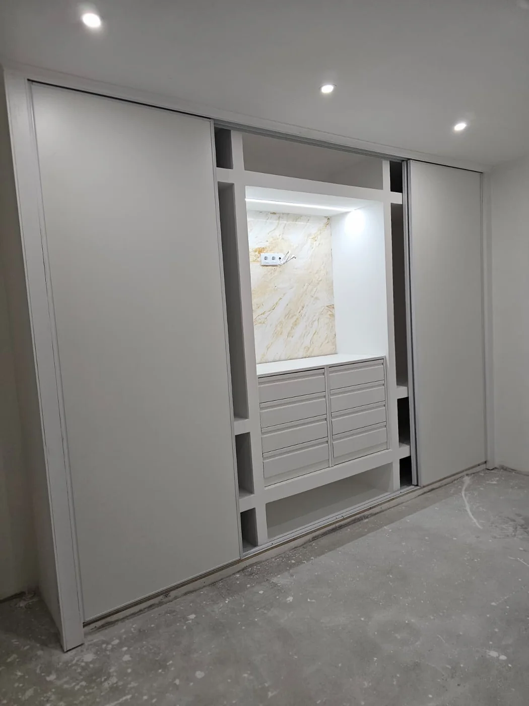 Iluminação de teto instalada numa remodelação da Gloriassertiva